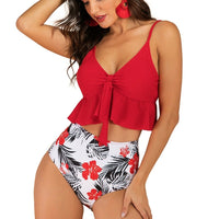 Maillot de bain rouge deux pièces avec haut rouge à volant et noeud, et culotte taille haute blanche à motif floral