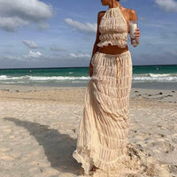 Modèle portant la robe de plage longue sur la plage